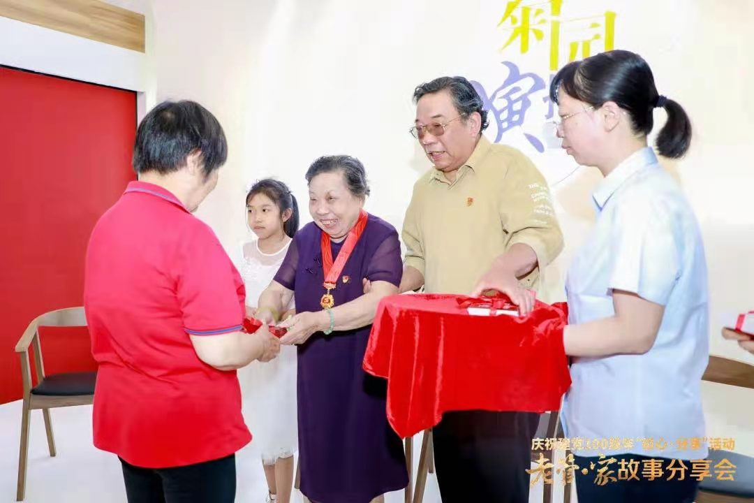 百岁党员.jpg